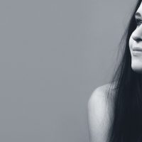 编辑部成员头像示意图，暖色背景下的女性正脸剪影，用于说明内容分工